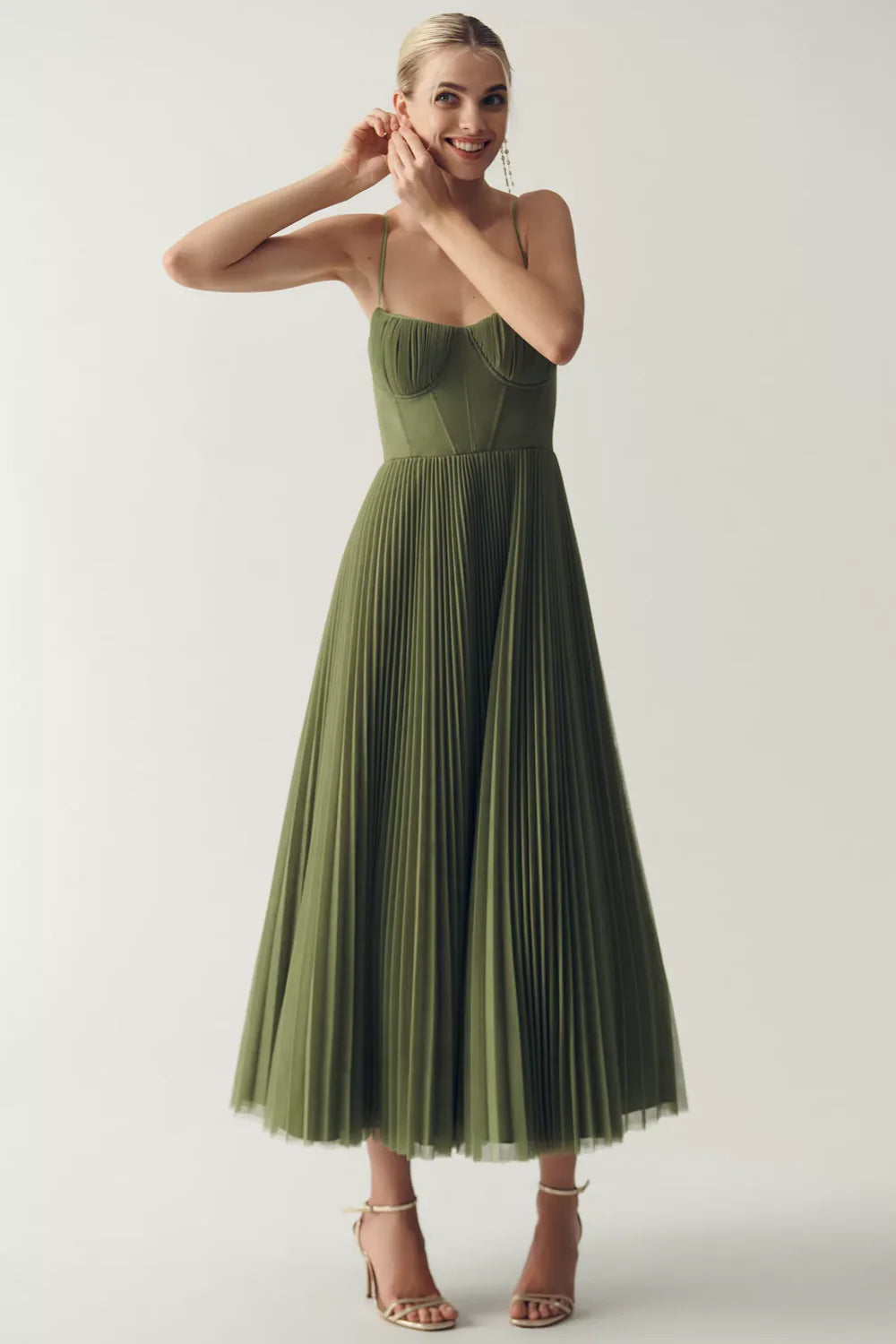 Olivia – Elegancia moderna vestido sin espalda