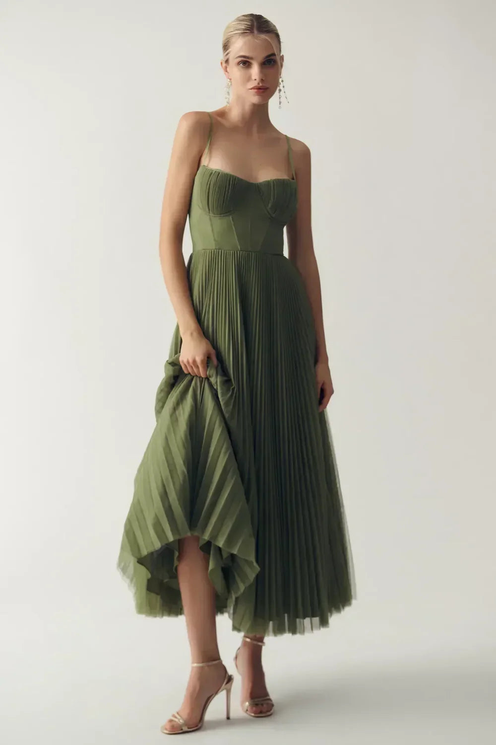 Olivia – Elegancia moderna vestido sin espalda