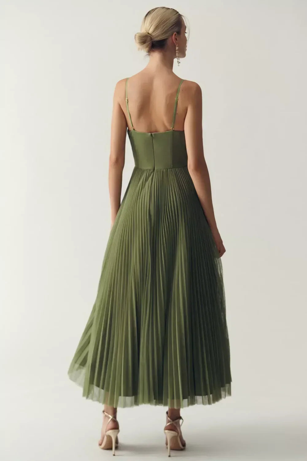 Olivia – Elegancia moderna vestido sin espalda